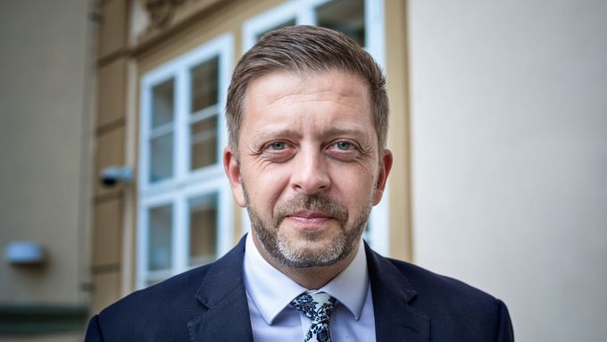 Ministr Vít Rakušan pro Aktuálně.cz řekl, že vláda musí více mluvit s lidmi a být silnější.