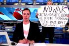 Žena pronikla do živého vysílání ruské televize s nápisem: „Lžou vám tady. Zastavte válku“.