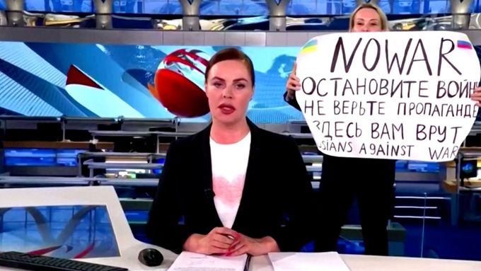 Ruská novinářka Marina Ovsjannikovová v rozhovoru pro italskou televizní stanici RaiTre.