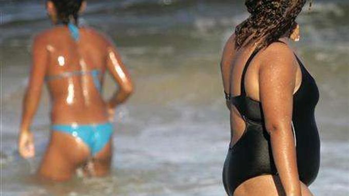 Na italských plážích najdete stále častěji lidi s nadváhou.