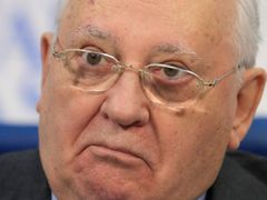 Gorbačov reaguje na otázku položenou během tiskové konference v Moskvě (21. února 2011).