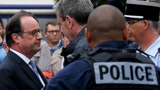 Francouzský prezident Francois Hollande na místě úterního útoku.