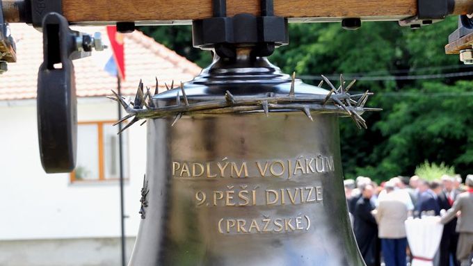 Zvon věnovaný českým ministerstvem obrany "padlým vojákům 9. pěší divize (pražské)".