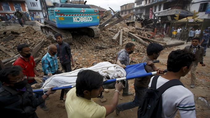 Silné zemětřesení, které udeřilo v Nepálu, si vyžádalo už přes tisíc mrtvých a zraněných. Video přímo v Káthmándú natočila Shaniya Pathaková. A zprávy posílají i horolezci. Ti, kteří přežili.