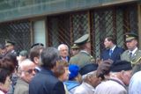 Prezident Václav Klaus společně s dalšími státníky a osobnostmi položili věnce ke dveřím do budovy.