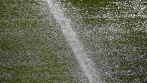 Silný déšť v utkání Ukrajiny s Francií ve skupině D na Euru 2012.