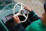 I v předškolním věku už ví, jak se správně drží volant - v poloze tři čtvrtě na tři