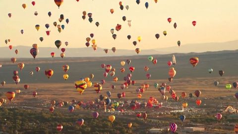 Nebe plné barev. Začala největší balonová fiesta na světě