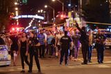 Ke střelbě došlo v oblíbené čtvrti Greektown, která je plná kaváren a restaurací. Hosté jedné z nich popsali, jak zaslechli rány. "Najednou jsme slyšeli, jak lidé křičí," vypověděla kanadské televizi CBC Jody Steinhauerová s tím, že se s ostatními schovala do zadních prostor restaurace.