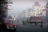 Počátek 60. let a pohled na Václavské náměstí v Praze. Bystré oko jistě pozná Škodu 1201 v podobě auta taxislužby a nákladní Pragu RN.