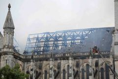 Baziliku v Nantes zachvátil požár, věřící museli evakuovat