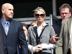 Paris Hiltonová před budovou soudu v Los Angeles, který ji 4. května poslal na 45 dní do vězení