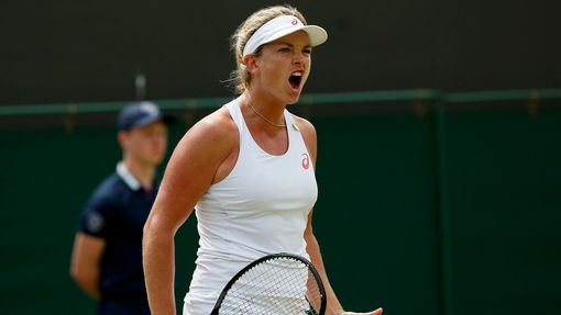 Coco Vandewegheová v osmifinále Wimbledonu 2015 s Lucií Šafářovou.