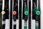 Ceny benzinu a nafty v Česku klesají už čtvrtý týden