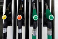 Ceny u čerpacích stanic dál klesají, benzin je nejlevnější od půlky dubna