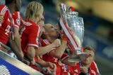 Autor vítězného gólu finále Arjen Robben líbá trofej pro šampiony Ligy mistrů.