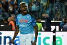 Victor Osimhen slaví gól v zápase Udine - Neapol