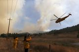 Hasiči se snaží požáry zkrotit i ze vzduchu, vrtulníky.