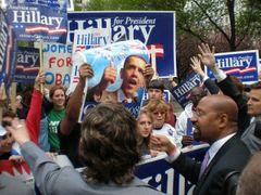 Pensylvánské primárky: Obamovi příznivci se hádají se stoupenci Clintonové. Filadelfský starosta Nutter je uklidňuje marně.