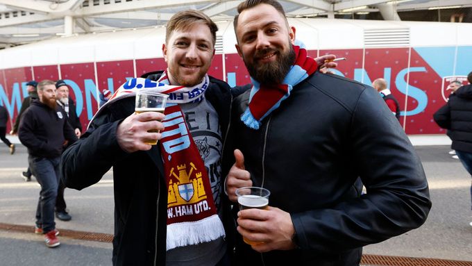 Fanoušci West Hamu musí sáhnout pořádně do kapsy, pokud si chtějí při domácích zápasech dopřát na stadionu oblíbený nápoj