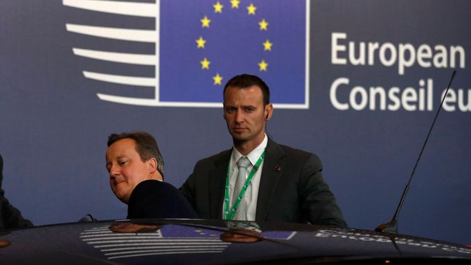 Cameron opouští summit EU v Bruselu.