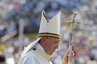 Zabraňte násilí, které se páchá na běžencích, vzkázal papež