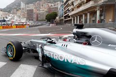 Hamilton nestihl začátek, i tak byl v Monaku nejrychlejší