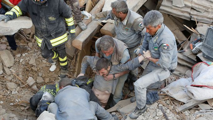 Záchranáři v troskách i po dlouhých hodinách stále nacházejí živé lidi.