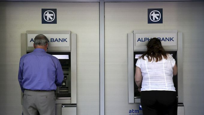 Vybírání z bankomatů v Aténách.