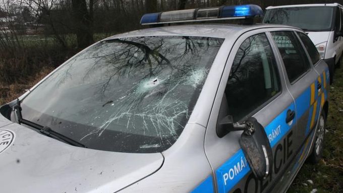 Poškozený policejní vůz (ilustrační foto)