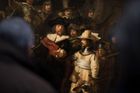 Návštěvníci si prohlížejí detail Rembrandtovy Noční hlídky.
