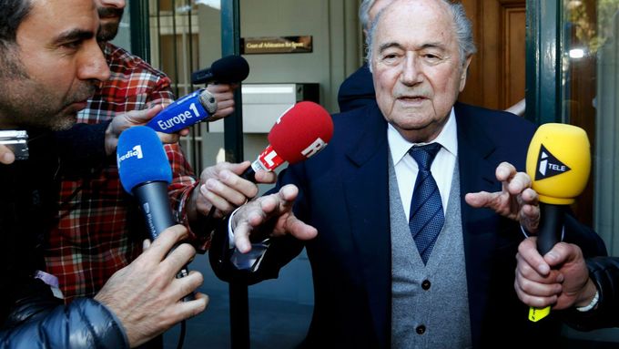 Zkorumpovaná říše Seppa Blattera se zhroutila. Vše o tajemném pozadí velké fotbalové aféry přináší nová kniha Andrew Jenningse