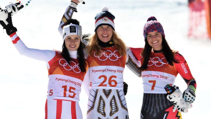 Anna Veithová (vlevo) na stupních vítězů super-G v Pchjongčchangu s Ester Ledeckou a Tinou Weiratherovou.