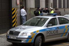 Policie po zátahu ve Spolchemii obvinila 14 lidí, viní je z podvodů s insolvencemi
