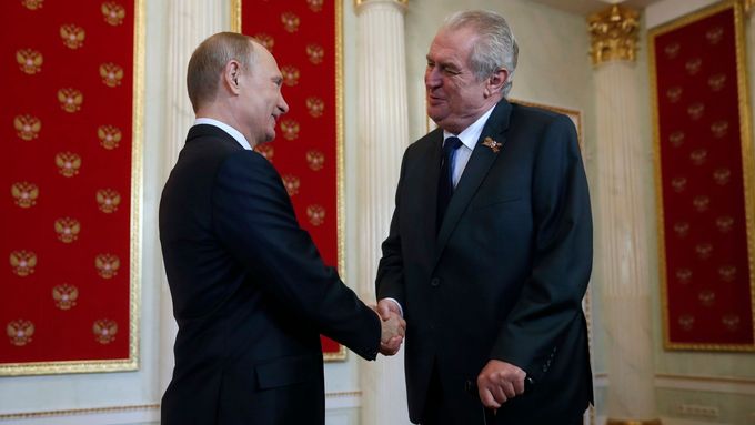 Ruský prezident Vladimir Putin vítá českého prezidenta Miloše Zemana v Kremlu.
