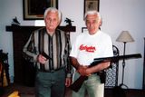Milan Paumer (1931-2010, vpravo) s Josefem Mašínem v Kanadě. Zbraně jim zachránily život. Fotografie byla pořízena před rokem 2008.