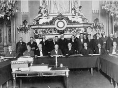 Trianonská smlouva mezi spojenci a Maďarskem byla podepsána 4. června 1920 v Trianonu, letohrádku zámku Versailles.