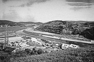 Celkový pohled na staveniště dálničního mostu přes údolí řeky Svratky. Cca 40. léta