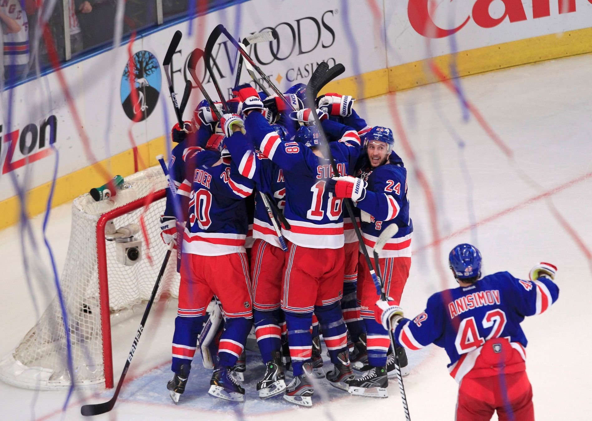 Hokejisté New Yorku Rangers se radují z postupu