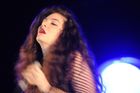 Recenze: Lorde je dokonale nedokonalá popová heroina