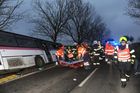 U Prahy se střetl autobus s autem, poté narazil do stromu. Tři lidé zemřeli, zraněných jsou desítky