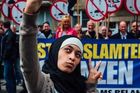 Selfíčkem proti nenávisti. Muslimka se fotila na protiislámské demonstraci
