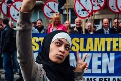 Selfíčkem proti nenávisti. Muslimka se fotila na protiislámské demonstraci