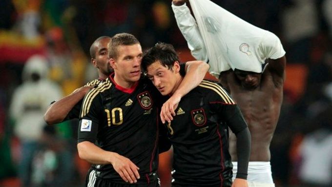 Mesut Özil (vpravo) patřil k nejlepším hráčům na MS
