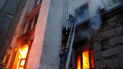 Tragický požár v budově odborů v Oděse.
