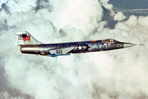 Stíhačky F-104 připomínaly raketu s ocasními plochami. První let provázely potíže