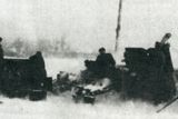 Od listopadu 1944 až do konce války bylo spojenecké dělostřelectvo stále v pohotovosti. Na snímku příslušníci 1. dělostřeleckého pluku Čs. samostatné obrněné brigády.