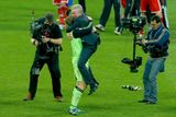 Gólman Manuel Neuer a trenér Jupp Heynckes slaví celkově pátý triumf Bayernu v historii nejdůležitější evropské klubové fotbalové soutěže.