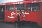 V prvním roce závod v brněnských Modřicích opustilo přes tři miliony přepravek po 24 čtvrtlitrových láhvích, tedy skoro 18,5 milionu litrů Coca-Coly. Československo se tehdy stalo čtvrtou zemí socialistického tábora, kde se limonáda vyráběla - po Bulharsku, Maďarsku a Jugoslávii. Snímek z roku 1994.