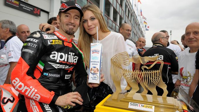 Max Biaggi slaví se svojí bývalou manželkou Eleonorou Pedronovou titul šampiona superbiků. Kolem italského jezdce se vždycky točila spousta krásných žen.